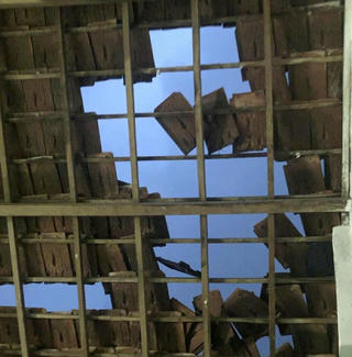 Quảng Ngãi: Lốc xoáy tốc mái 2 nhà trước giờ bão số 13 đổ bộ