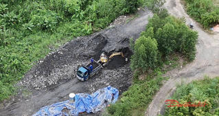 Quảng Ninh: Xuất hiện bãi tập kết than trái phép bên cạnh công ty than?