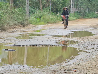 Đường vào danh thắng Kim Sơn xuống cấp, đi lại khó khăn