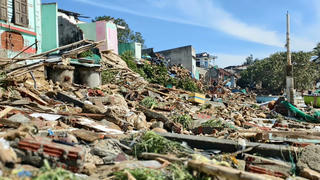 Thủ tướng chỉ đạo khẩn trương khắc phục hậu quả bão số 13, sớm ổn định đời sống nhân dân 