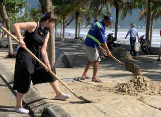 Du khách, tình nguyện viên cùng dọn rác biển Đà Nẵng sau bão số 13