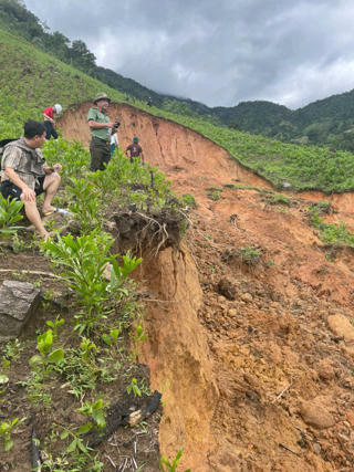 Quảng Ngãi: Núi Wang Với xuất hiện vết nứt, 300 người dân có nguy cơ ảnh hưởng