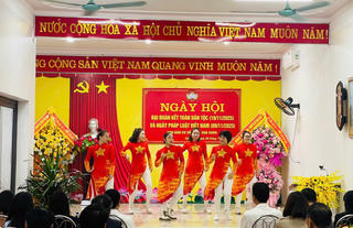 Cán bộ cùng dân vui văn nghệ, hái hoa dân chủ trong ngày hội Đại đoàn kết
