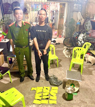 Giấu 20kg bạc dưới đế giày rồi vận chuyển trái phép qua biên giới