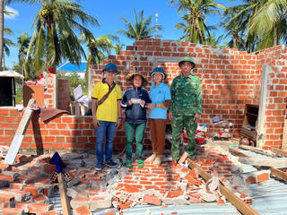 Đắk Lắk: Bộ đội Biên phòng hỗ trợ nhân dân khắc phục hậu quả bão số 13