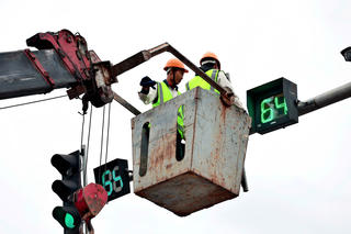 Vì sao nhiều trụ đèn giao thông ở Hà Nội không còn đếm giây?