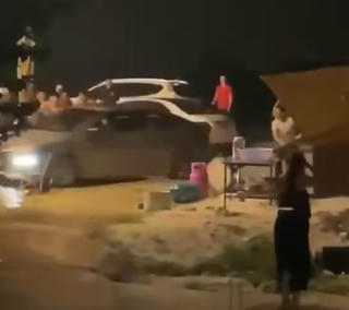 Điều tra làm rõ clip hàng chục người bao vây đập phá xe ô tô, tài xế tông xe 'điên loạn'