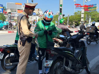 Hà Nội: Nửa ngày, xử phạt hàng trăm tài xế dùng điện thoại, che biển số xe