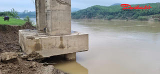 Cầu treo Bến Mươi 'trơ chân' sau lũ