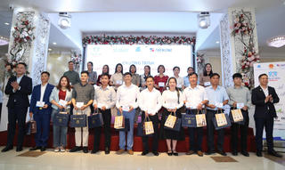 Trao sổ tiết kiệm cho 80 giáo viên các xã biên giới