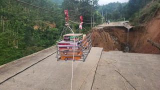 Quảng Ngãi: Sạt lở chia cắt xã Sơn Tây Hạ, người dân dùng ròng rọc nhận hàng cứu trợ