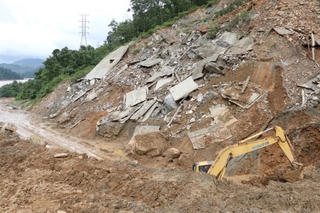 Đà Nẵng: Quốc lộ 14E ngổn ngang sau sạt lở, ô tô chưa thể lưu thông