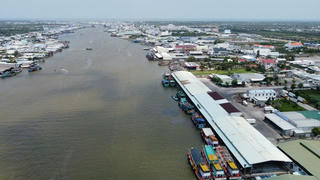 Sầm uất cảng cá Sông Đốc