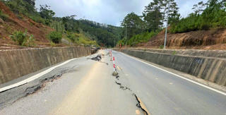 Quảng Ngãi: Quốc lộ 24 bị trồi mặt đường, nứt hơn 100 m