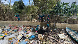 Đà Nẵng: Lực lượng dân quân khơi thông dòng kênh ngập rác