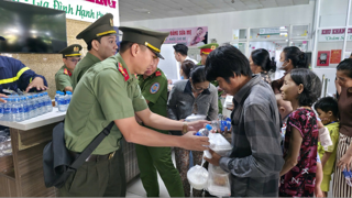 Công an tỉnh An Giang tặng suất ăn miễn phí cho bệnh nhân nghèo