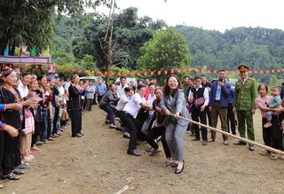 Lãnh đạo tỉnh cùng dân bản múa xoè, kéo co, nhảy sạp mừng Ngày hội Đại đoàn kết