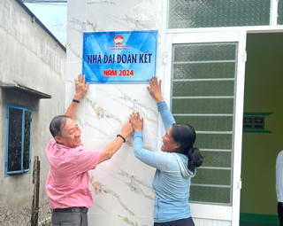 Trao tặng 50 nhà Đại đoàn kết cho người có hoàn cảnh khó khăn