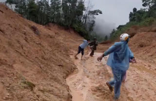 Đà Nẵng: Sạt lở đồi tràn xuống Quốc lộ 40B