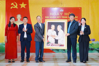 Lãnh đạo MTTQ tỉnh Tuyên Quang dự Ngày hội Đại đoàn kết ở khu dân cư An Khang