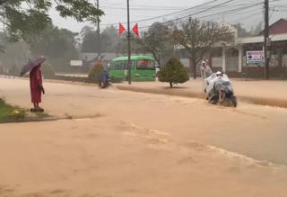 Huế: Mưa lớn khiến nhiều đoạn trên đường Hồ Chí Minh bị ngập