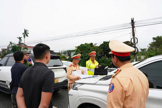 Huế: Sẽ xử lý các trường hợp cố tình đậu đỗ xe trên cầu để tránh lũ
