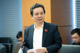 Đại biểu xúc động trước hình ảnh cô giáo vùng cao gùi gạo, gùi rau lo cho học sinh nội trú nhưng vẫn chưa được đãi ngộ tương xứng