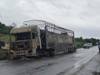 Quảng Trị: Xe tải chở 128 xe mô tô bất ngờ bốc cháy
