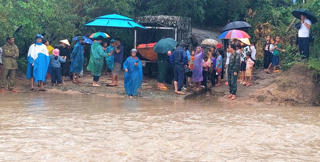 Gia Lai: Kịp thời cứu hộ 10 người dân bị cô lập do mưa lũ