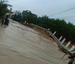 Quảng Trị: Nước lũ tàn phá, làm xô lệch bờ kè trên đường đến thôn Trà Liên