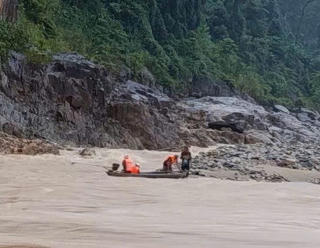 Đà Nẵng: Giải cứu 2 người mắc kẹt giữa dòng lũ chảy xiết ở Phước Chánh