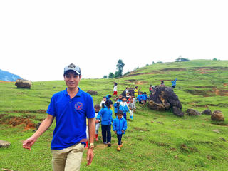 Người thầy bắc những nhịp cầu vượt khó cho học trò miền núi