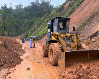 Đà Nẵng: Công an xã vượt đường lở núi, đưa bệnh nhân đi cấp cứu