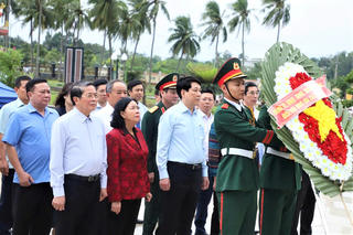 Đà Nẵng: Chủ tịch nước Lương Cường dâng hương tại Nghĩa trang Liệt sĩ Điện Bàn