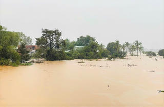 Gia Lai: Nước sông Ba dâng cao, hơn 200 hộ buôn Jứ lại phải chạy lũ