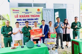 Báo Đại đoàn kết và Bộ đội Biên phòng Đắk Lắk bàn giao nhà Đại đoàn kết tại xã biên giới Buôn Đôn