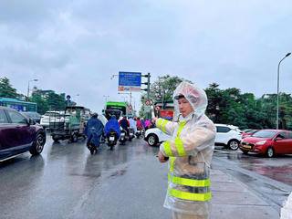Hà Nội: Xử lý 'loạt' xe buýt chạy sai luồng tuyến gây ùn ứ tại Cầu Chương Dương