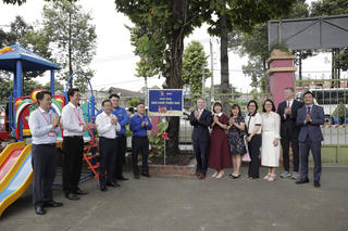 Trao tặng sân chơi và dụng cụ tập thể dục thể thao ngoài trời cho thiếu nhi
