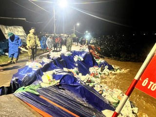 Đà Nẵng: Hơn 500 cán bộ, chiến sĩ xuyên đêm ứng cứu bờ kè An Lương 