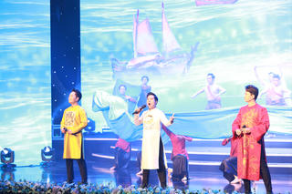 “Thiêng liêng biển đảo Việt Nam” - Không gian nghệ thuật truyền cảm hứng tại Nhà hát Hồ Gươm