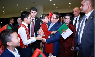 Thủ tướng Phạm Minh Chính và Phu nhân gặp mặt cộng đồng Việt Nam tại Algeria