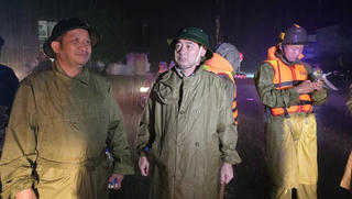 Lãnh đạo tỉnh Khánh Hòa xuyên đêm chỉ đạo công tác cứu hộ, cứu nạn nơi vùng nước lũ 