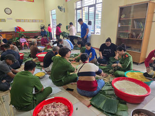 Công an và người dân phường Tân An gói bánh chưng tiếp sức đồng bào vùng lũ Đắk Lắk