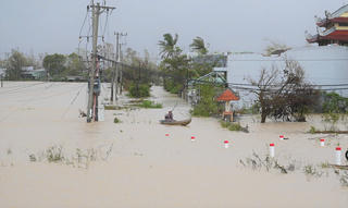 Mưa lũ khiến 3 bệnh viện và 10 trạm y tế ở Gia Lai bị ngập sâu