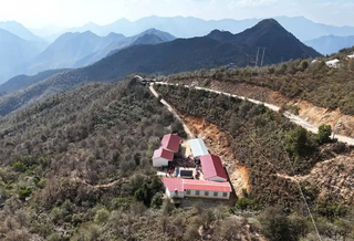 Ngôi trường trên cao và hình tượng người thầy