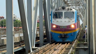 Tạm dừng nhiều chuyến tàu ngày 20/11 do mưa lũ tại miền Trung