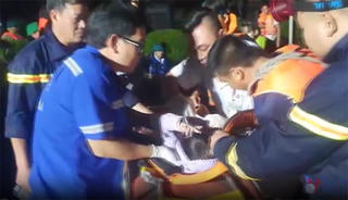 Kịp thời đưa cháu bé từ vùng lũ bị hóc dị vật đi cấp cứu