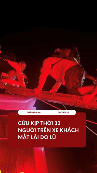 Giải cứu 33 người trên xe khách bị nước lũ cuốn ở Khánh Hòa