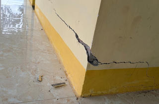 Gia Lai: Nhiều nhà dân và trụ sở xã bất ngờ xuất hiện vết nứt