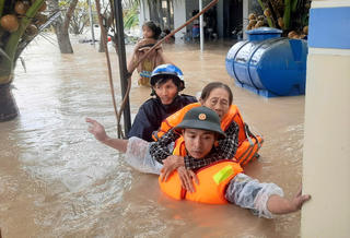 Gia Lai: Sư đoàn 31 và Trường Quân sự Quân đoàn 34 ứng cứu dân vùng lũ 